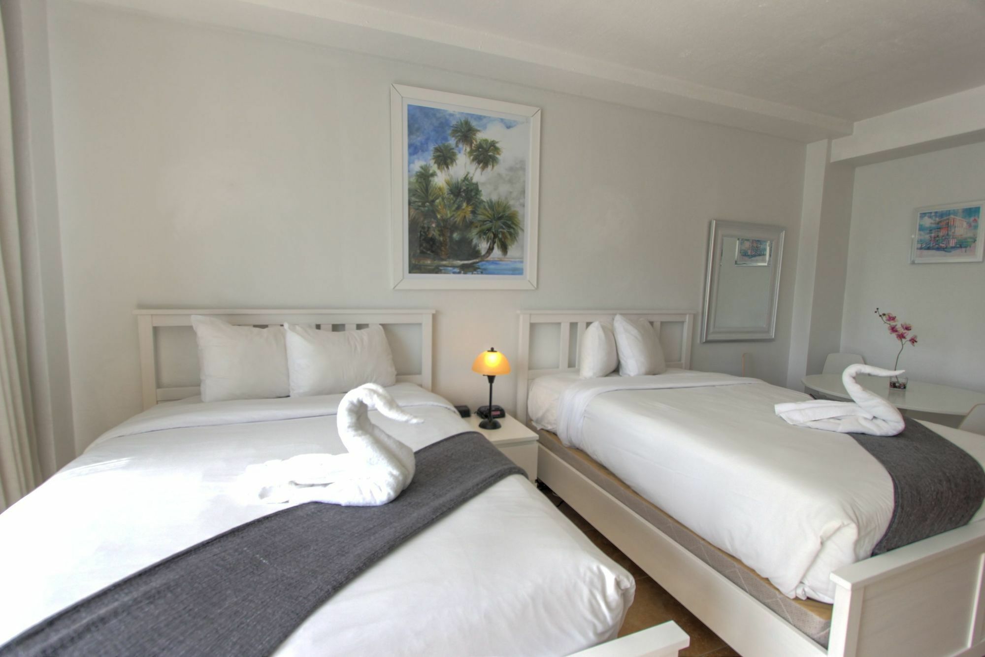 Private Apartments At The Casablanca マイアミビーチ エクステリア 写真