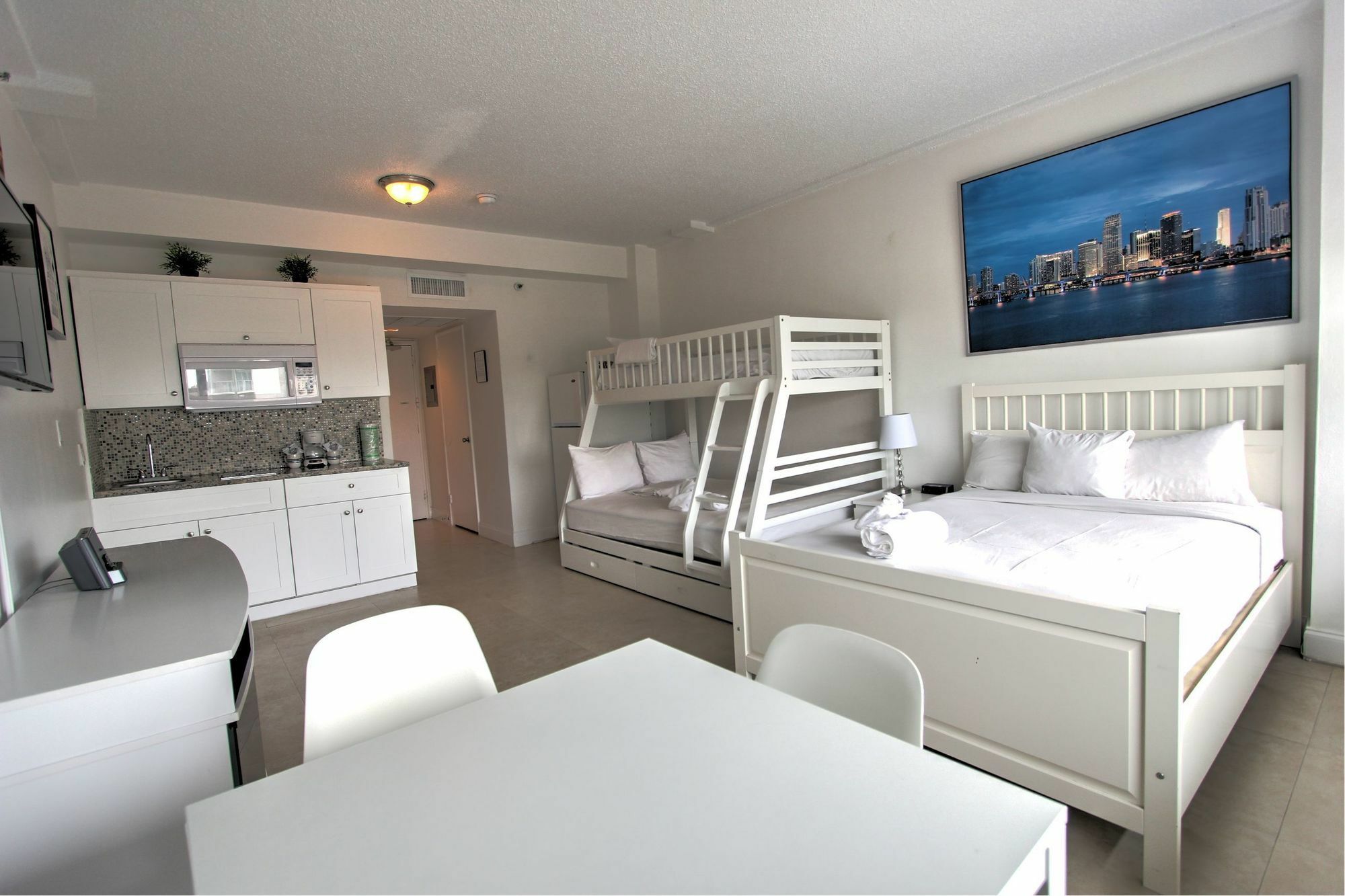 Private Apartments At The Casablanca マイアミビーチ エクステリア 写真