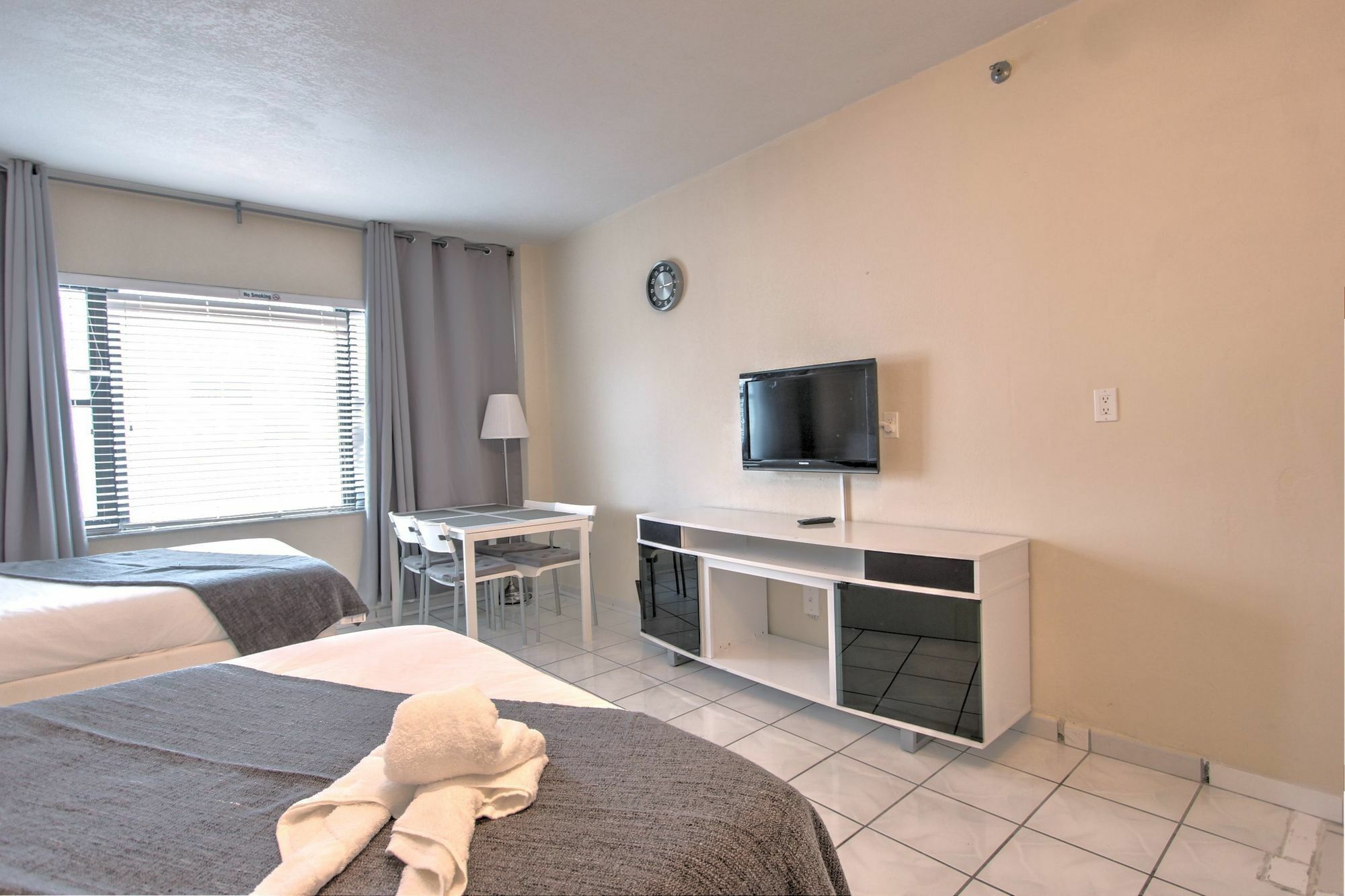 Private Apartments At The Casablanca マイアミビーチ エクステリア 写真