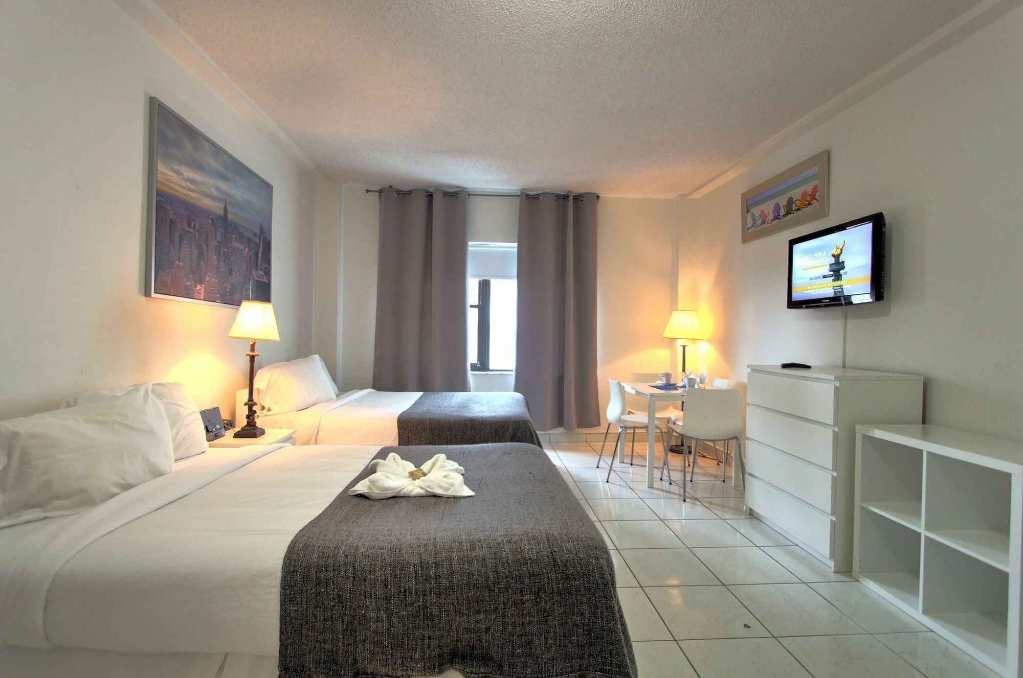 Private Apartments At The Casablanca マイアミビーチ エクステリア 写真