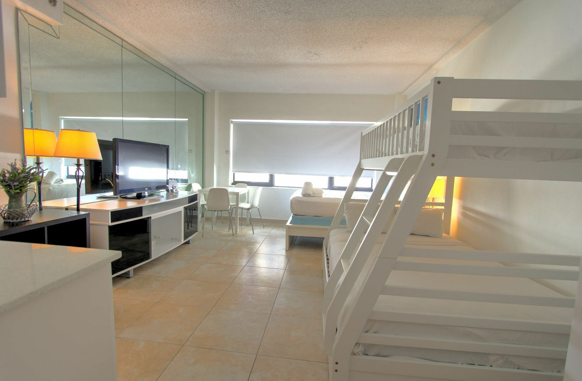 Private Apartments At The Casablanca マイアミビーチ エクステリア 写真