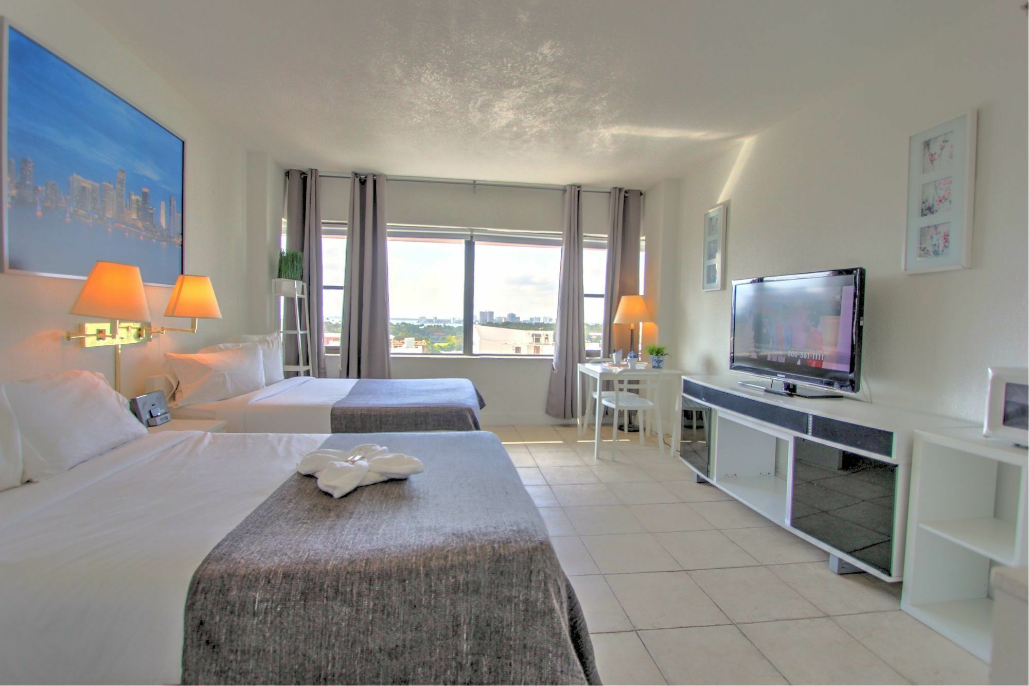 Private Apartments At The Casablanca マイアミビーチ エクステリア 写真