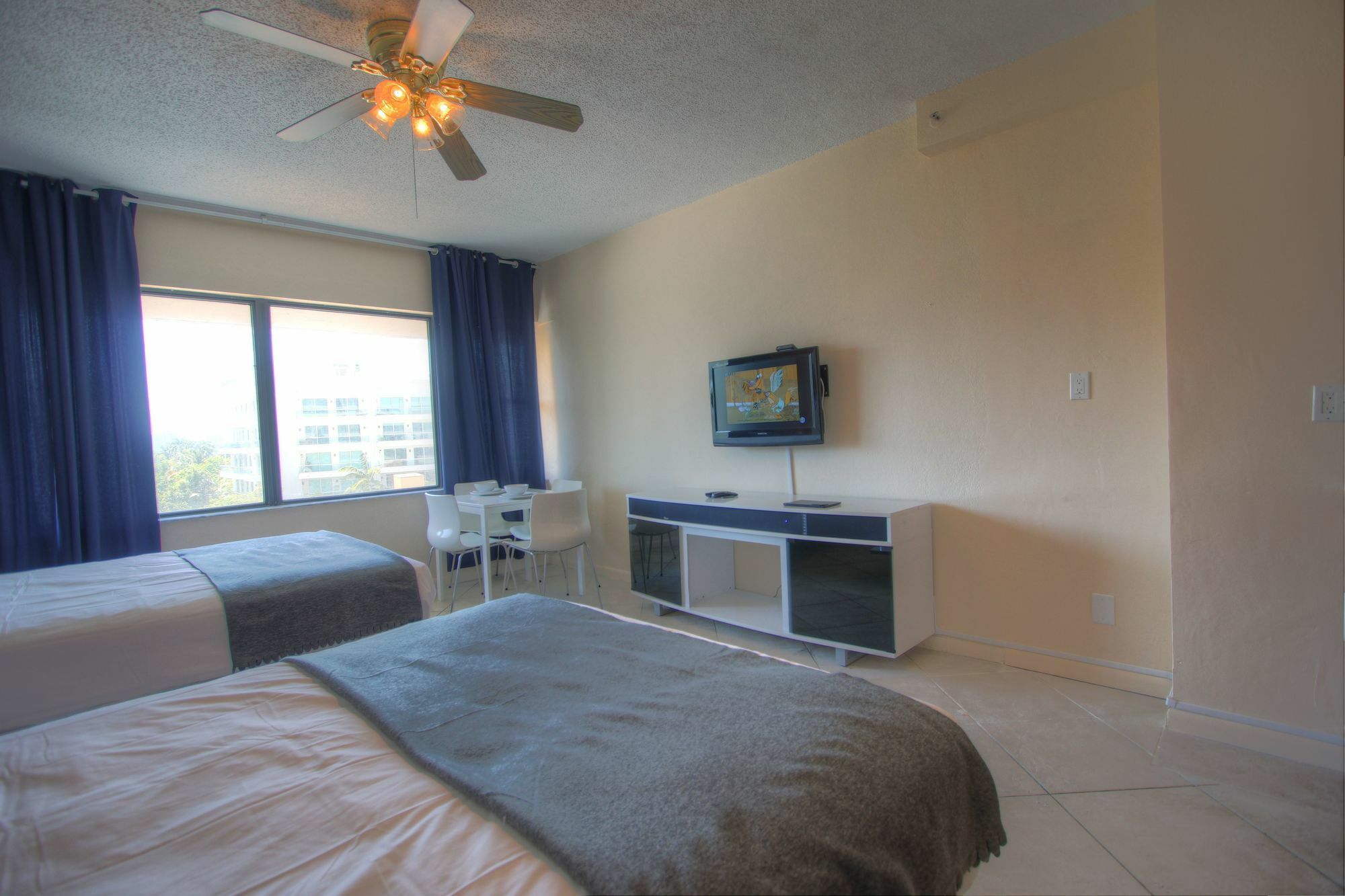 Private Apartments At The Casablanca マイアミビーチ エクステリア 写真