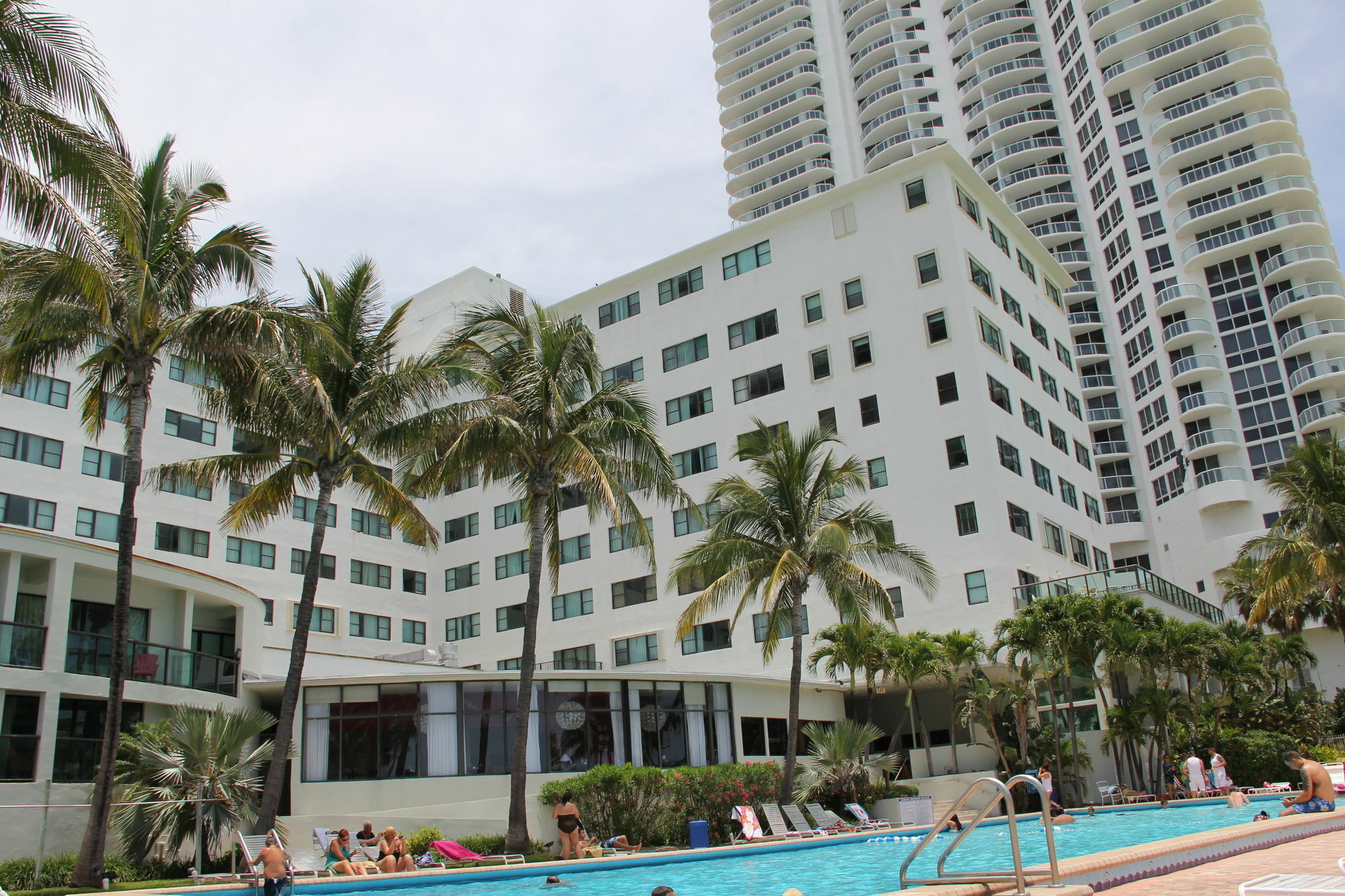 Private Apartments At The Casablanca マイアミビーチ エクステリア 写真
